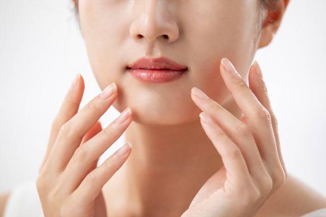 손이나 수건에 묻은 세균이 여드름을 유발한다고 생각하는 사람이 많지만, 사실 균보다 물리적 자극이 여드름을 더 악화시킨다./사진=클립아트코리아