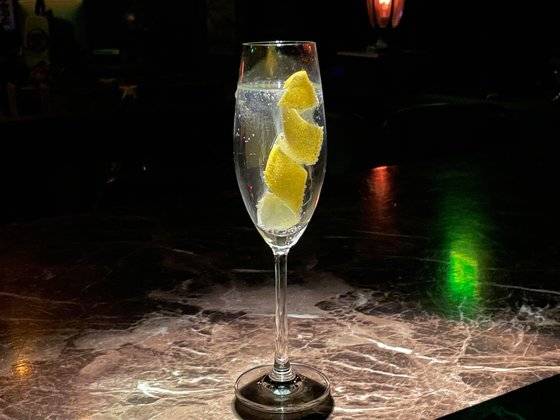 도수 15.32%, 새콤달콤한 레몬 맛과 진의 허브향, 그리고 샴페인이 조화를 이루는 ‘프렌치 75’. 사진 김형규