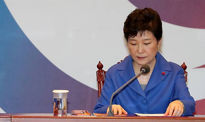 2016년 12월 9일 박근혜 대통령이 탄핵소추안이 가결된 이후 청와대에서 열린 국무위원 간담회에서 모두발언을 마치고 있다. 연합뉴스
