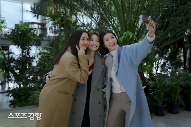 JTBC 드라마 ‘서른, 아홉’의 한 장면. 왼쪽부터 차미조 역 손예진, 윤찬영 역 전미도, 장주희 역 김지현. 사진 JTBC