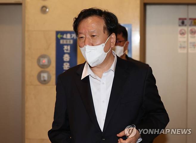 취재진 질문에 답하는 정호영 보건복지부 장관 후보자 (서울=연합뉴스) 임헌정 기자 = 정호영 보건복지부 장관 후보자가 14일 서울 서대문구 국민연금공단 서울북부지역본부에 마련된 인사청문회 준비 사무실로 향하던 중 취재진 질문에 답하고 있다. 2022.4.14 kane@yna.co.kr
