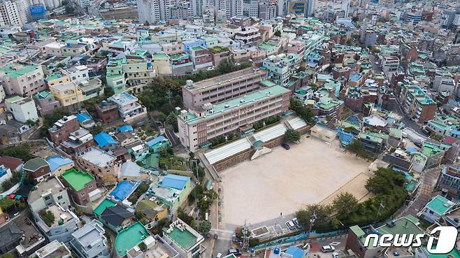 2018년  폐교된 부산 동구 좌천초등학교와 그 일대 모습.(동구 제공)© 뉴스1