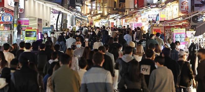 8일 오후 서울 마포구 홍대 앞 거리가 금요일 오후를 즐기려는 시민들로 붐비고 있다. 연합뉴스 제공