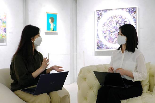 TESSA 뮤지엄에서 얘기를 나누고 있는 전하영 에디터(좌)와 원윤지 에디터(우)’, 출처: 테사