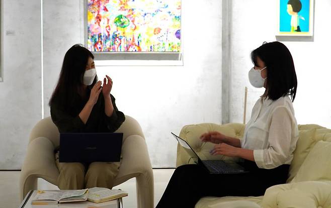 TESSA 뮤지엄에서 얘기를 나누고 있는 전하영 에디터(좌)와 원윤지 에디터(우)’, 출처: 테사