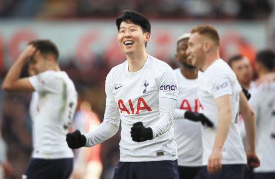 프리미어리그 최정상급 공격수 손흥민이 7월 토트넘 동료들과 함께 내한해 K리그 올스타와 맞대결을 벌인다. 지난 10일 애스턴빌라전 해트트릭 직후 활짝 웃는 손흥민. [로이터=연합뉴스]