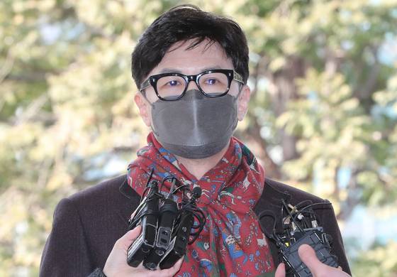 (서울=뉴스1) 허경 기자 = 한동훈 사법연수원 부원장(검사장)이 27일 서울 마포구 서부지법에서 열린 유시민 전 노무현재단 이사장의 명예훼손 혐의 재판에 증인으로 출석하며 취재진의 질의에 답하고 있다.   유 전 이사장은 2019년 12월 유튜브 채널 '알릴레오'에서 "서울중앙지검으로 추측되는데 노무현재단 계좌를 들여다봤다는 사실을 알게 됐다"고 말한 뒤 이듬해 4월과 7월 MBC 라디오 '김종배의 시선집중'에 출연해 "한동훈 검사가 있던 (대검) 반부패강력부 쪽에서 봤을 가능성이 높다고 판단한다"고 발언해 한 검사장의 명예를 훼손한 혐의를 받고 있다. 2022.1.27/뉴스1