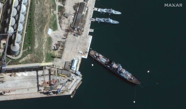 7일(현지시간) 크름반도 세바스토폴 항구에 러시아 해군 순양함 모스크바호가 정박해 있는 것이 미국 민간위성업체 맥사 위성에 관측됐다./AP 연합뉴스