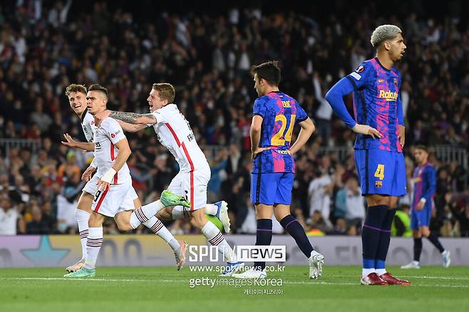 ▲ 프랑크푸르트가 15일 오전 4시 스페인 바르셀로나 캄노우에서 열린 '2021-22시즌 유럽축구연맹(UEFA) 유로파리그' 8강 2차전에서 득점 뒤에 환호하고 했고, 바르셀로나느 고개를 떨궜다