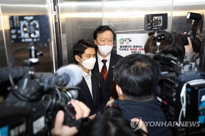 취재진에 둘러싸인 정호영 보건복지부 장관 후보자 (서울=연합뉴스) 김주성 기자 = 정호영 보건복지부 장관 후보자가 15일 서울 서대문구 국민연금공단 서울북부지역본부에 마련된 인사청문회 준비 사무실로 올라가며 취재진의 질문을 받고 있다. 2022.4.15 [공동취재] utzza@yna.co.kr