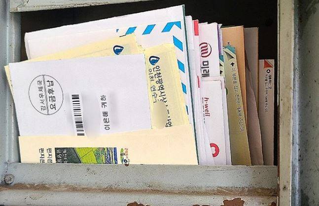 이은해가 도주 직전까지 살았던 인천의 한 빌라 우편함. 이곳에는 이씨가 도주한 뒤부터 밀려 있던 세금 고지서와 수사기관 우편물 등이 다수 쌓여 있다. (사진= 뉴스1)