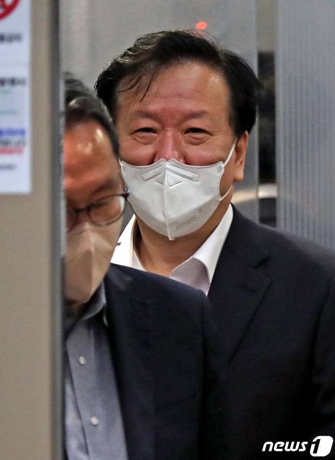 정호영 보건복지부 장관 후보자가 14일 서울 서대문구 국민연금공단 서울북부지역본부에 마련된 사무실로 이동하고 있다. 2022.4.14/뉴스1 © News1 장수영 기자