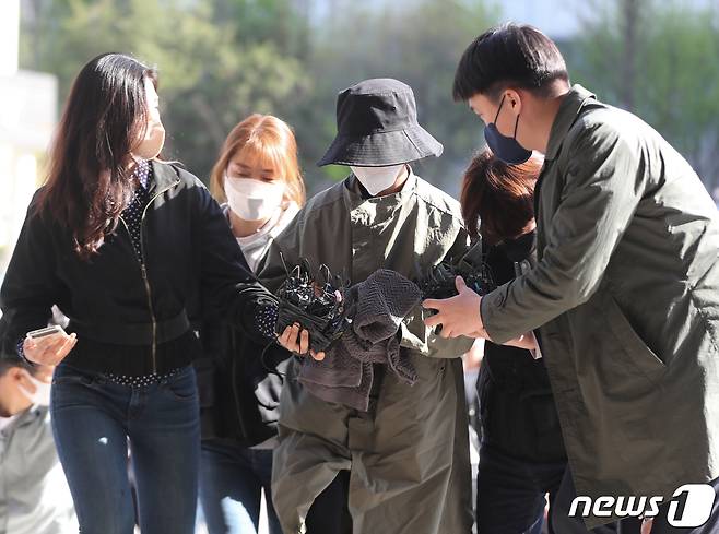 8억대 사망보험금을 노리고 남편을 숨지게 한 혐의로 공개수배된 이은해가 16일 오후 경기 고양시 덕양구의 오피스텔에서 검거, 고양경찰서로 인치되고 있다. 2022.4.16/뉴스1 © News1 신웅수 기자