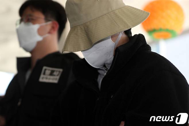 8억대 사망보험금을 노리고 남편을 숨지게 한 혐의로 공개수배된 이은해의 내연남 조현수가 16일 오후 경기 고양시 덕양구의 오피스텔에서 검거, 고양경찰서로 인치되고 있다. 2022.4.16/뉴스1 © News1 황기선 기자