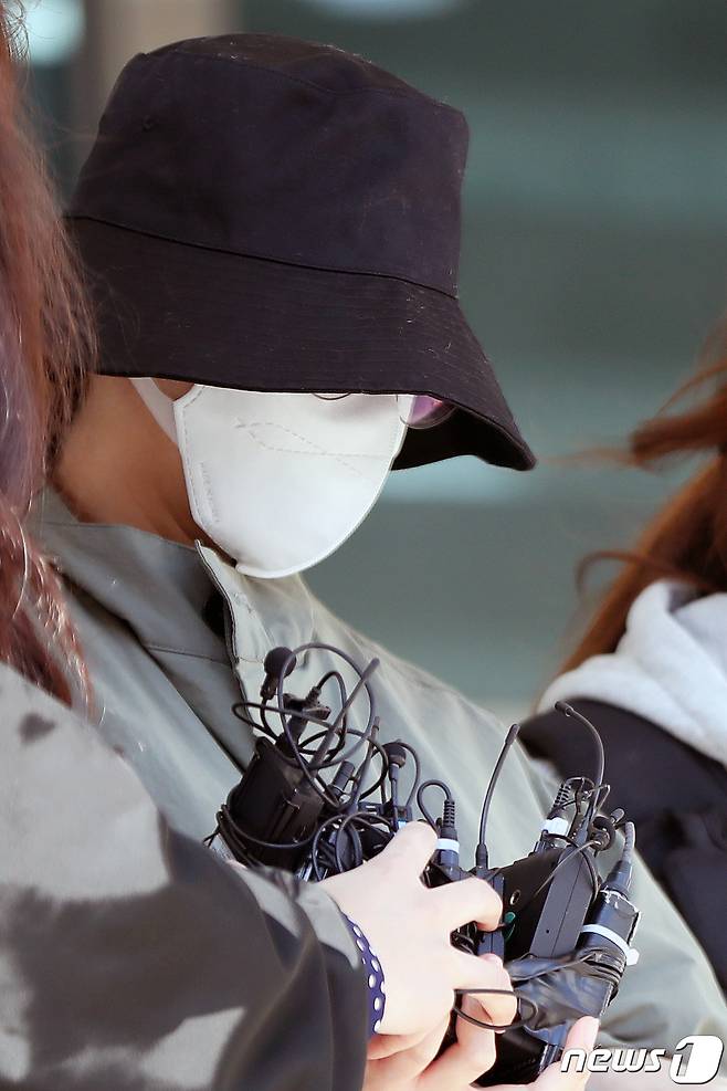 8억대 사망보험금을 노리고 남편을 숨지게 한 혐의로 공개수배된 이은해가 16일 오후 경기 고양시 덕양구의 오피스텔에서 검거된 후 고양경찰서에서 인천지방검찰청으로 인계되고 있다. 2022.4.16/뉴스1 © News1 황기선 기자