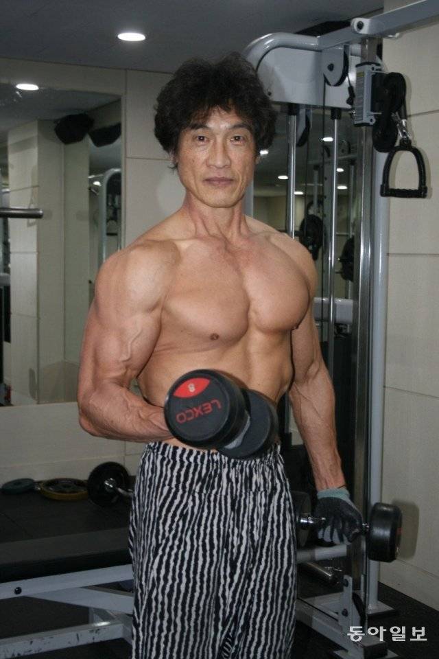 2021년 1월 1일 ‘아내 잃은 슬픔, 보디빌딩으로 극복한 근육맨’으로 소개한 신일동 씨(61). 웨이트트레이닝으로 각종 대회에서 정상에 오르며 자랑스러운 아빠가 됐고 인생도 즐겁게 살고 있다. 동아일보 DB