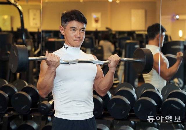 2021년 11월 6일 “우울할 때마다 헬스클럽에 갔죠” 20년 넘게 이어온 근육운동으로 소개한 조재범 교수. 동아일보 DB