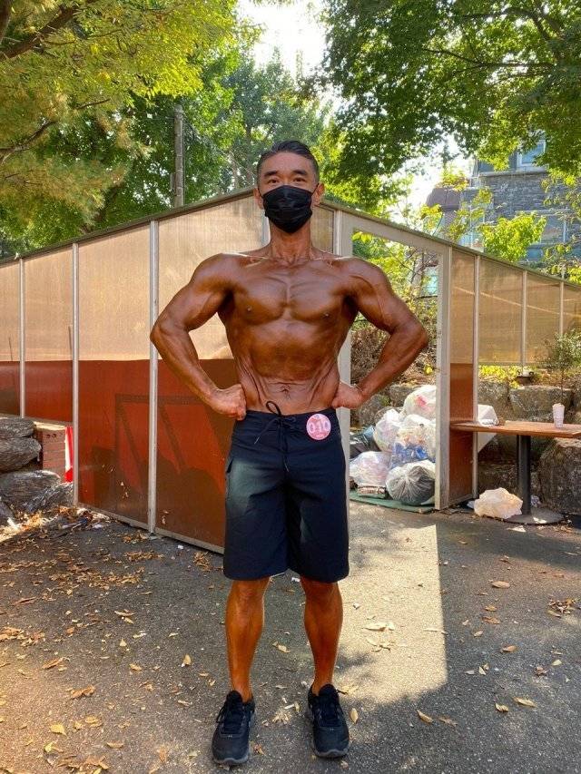 조재범 교수가 보디빌딩대회에 출전하기 직전 포즈를 취했다. 조재범 교수 제공