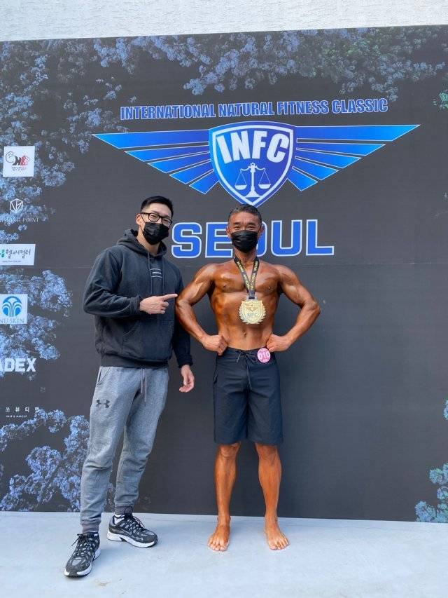 조재범 교수(오른쪽)가 보디빌딩 대회에 나가서 수상한 뒤 포즈를 취했다. 조재범 교수 제공