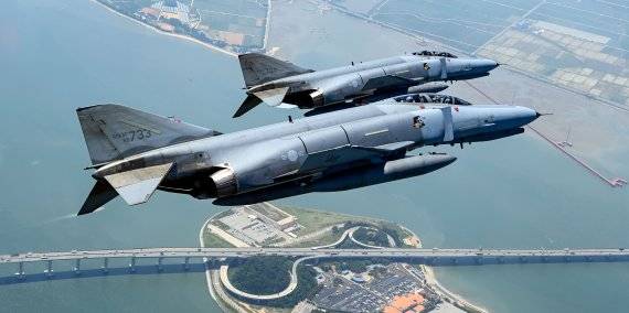 F-4 팬텀 II는 맥도넬 더글러스사가 제작한 2인승, 초음속, 장거리, 전천후 전폭기이다. 한국 공군이 아직 F-4 전폭기를 운용하는 이유 중 하나가 F-16으로 운용할 수 없는 대형무기의 운용 플랫폼 때문이다. 제원표상의 무장 탑재량을 보면 F-4나 F-16이나 큰 차이가 없어 보이지만 실제 무장 탑재량이나 무장 탑재 시 행동반경을 보면 F-4는 유사시 거의 북한 전역을 행동반경 안에 둘 수 있다고 한다. F-4가 퇴역한 후에는 F-15K와 F-35A를 합한 약 120대와 KF-16 130여대가 F-4E의 임무를 승계할 예정이다. 사진=대한민국 공군