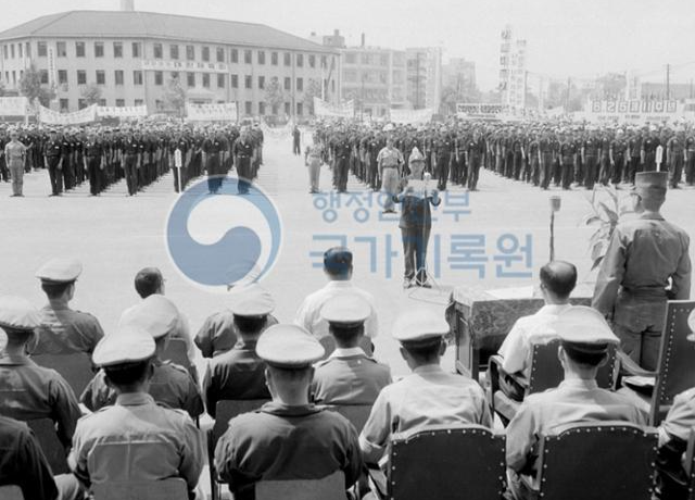 1961년 7월 1일 서울시청 앞 광장에서 800여 명의 남성이 참석한 '폐품수집인 취업식'이 진행되고 있다. 국가기록원 제공