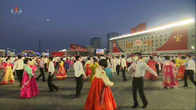 춤추는 북한 학생들이 마스크를 쓰고 있다. 조선중앙TV 화면