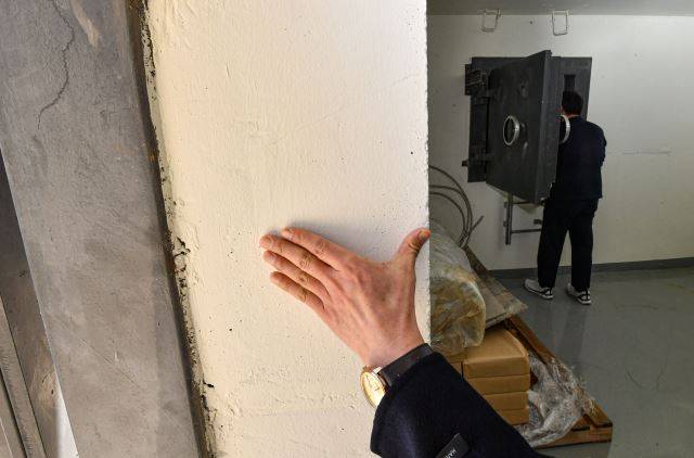 이태구 교수가 지난달 28일 충북 제천 의림지 인근 야산에 본인이 설치한 모형 방공호의 철근 콘크리트 벽면 시공 방식에 대해 설명하고 있다. 벽면은 성인 남성 한 뼘을 넘는 두께다. 제천=이한결 기자