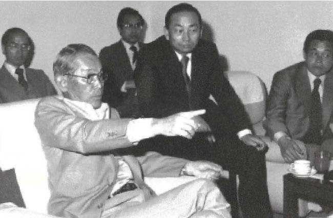 한국반도체 부천공장을 찾은 호암 이병철 회장이 뭔가를 보면서 지시하고 있다. 오른쪽 옆은 강진구 전 삼성전자 회장. [삼성전자]