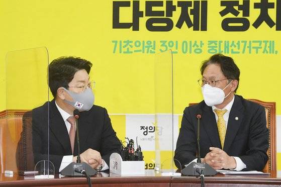 정의당 배진교 원내대표와 14일 오전 국회 정의당 원내대표실을 예방한 국민의힘 권성동 신임 원내대표가 대화를 하고 있다. 김성룡 기자