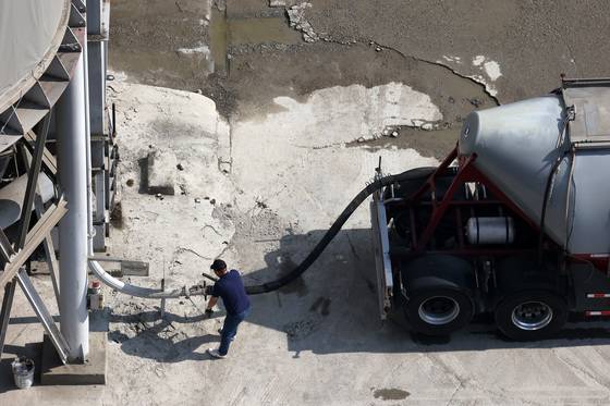 지난 4일 경기도 안양시내 한 레미콘 공장에서 시멘트 운반 차량들이 운행되고 있다./사진= 뉴스1