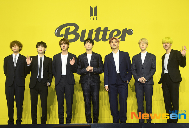 Group BTS (RM, Jean, Suga, Jay-Hop, Jimin, V, Jungkook) will be back.On April 16 (local time), he held a solo concert BTS PERMISSION TO DANCE ON STAGE - LAS VEGAS (Vitis PerMission to Dance on Stage - Las Vegas) at the Early World Stadium in Las Vegas.BTS met with 50,000 people, a total of 200,000 audiences, through four performances on the 9th, 15th and 16th, starting on the 8th.After the final song Permission to Dance (Permission to Dance) was completed on the day, the live footage of the Wiebus featured the caption WE ARE BULLETPROOF (We are bulletproof), and 2022.06.10.BTS announced that it will release a new album that will open a new chapter in the year, which is a teaser video that will announce the release of a new album on June 10th.As a result, BTS will show its new album in 11 months after the digital single Permission to Dance (Permission to Dance), which was released on July 23 last year.
