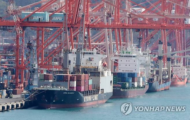 부산항 감만부두에서 컨테이너 하역 작업이 진행되고 있다. [연합뉴스 자료사진]