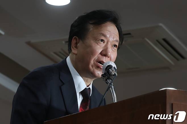 정호영 보건복지부 장관 후보자가 17일 오후 서울 중구 국립중앙의료원에서 자녀 의과대학 편입학 특혜 및 병역비리 등 의혹 관련 해명 기자회견을 하고 있다. 2022.4.17/뉴스1 © News1 민경석 기자