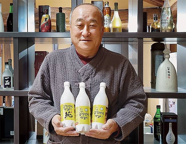 유청길 금정산성막걸리 대표 1997년 금정산성토산주 대표 취임, 2013년 막걸리 분야 최초의 대한민국 식품명인 지정 유청길 금정산성막걸리 대표가 자사 제품을 소개하고 있다. 사진 박순욱 기자