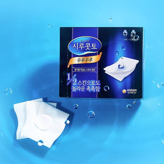 시루콧토 우루우루 - 액상 화장품을 최대한 머금는 특수 소재와 조직이라 토너 또는 세럼 마스크를 하기 적합한 화장 솜. 40매 3천원.