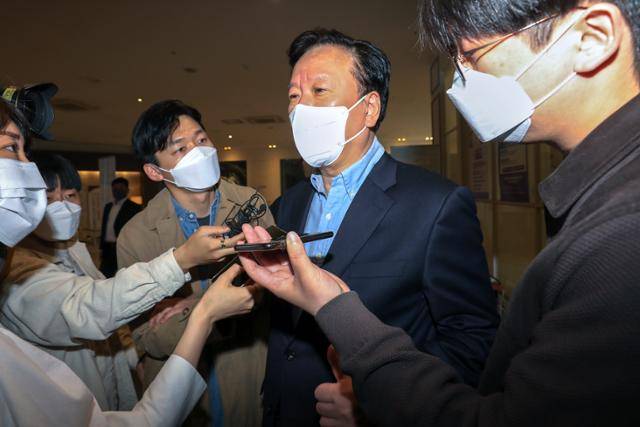 정호영 보건복지부 장관 후보자가 18일 오전 서울 서대문구 국민연금공단 서울북부지역본부에 마련된 인사청문회 준비 사무실로 출근해 취재진의 질문을 받고 있다. 뉴스1