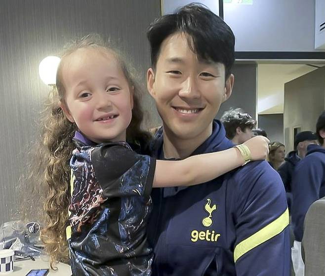 손흥민의 열혈팬인 영국의 4세 딜라일라 소프(왼쪽)가 손흥민을 만났다. [사진 데미 인스타그램]