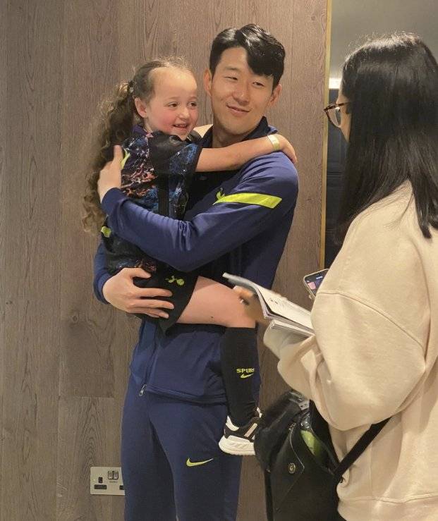 손흥민의 열혈팬인 영국의 4세 딜라일라 소프(왼쪽)가 손흥민을 만났다. [사진 데미 트위터]