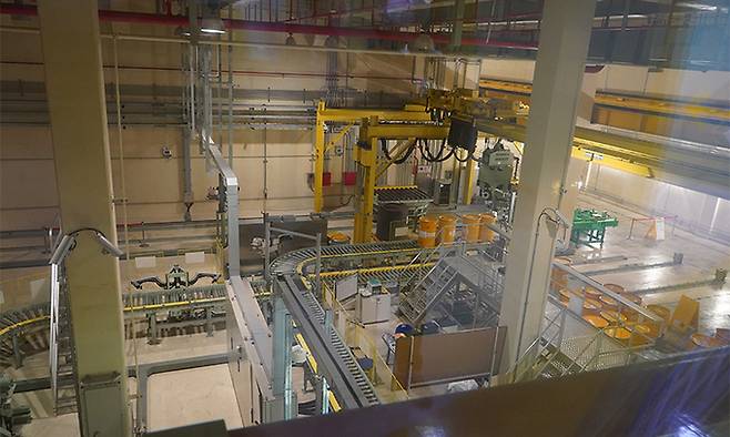 드럼통이 담긴 중저준위 핵폐기물이 방사능 농도 등을 검사받는 과정