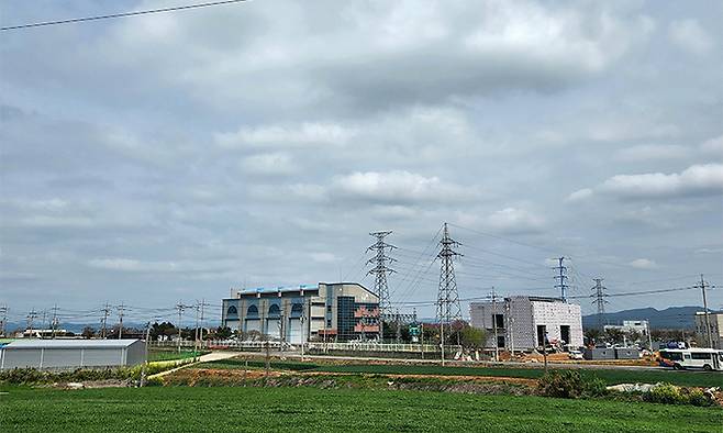 송건용씨 집에서 바라본 전남 무안군에 들어선 변전소 네 곳. 변전소 뒤로는 송전탑들이 설치돼 있다.