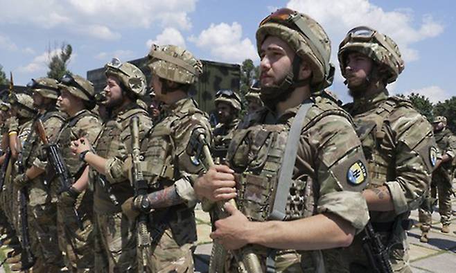 2015년 아조프 연대 무장 부대원들. EPA연합뉴스
