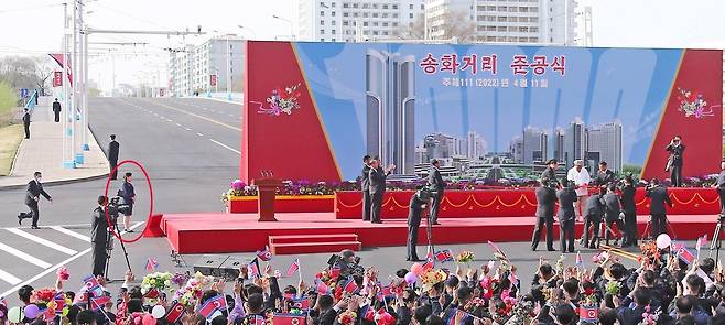 최근 김정은 공개활동 때 등장한 의전 '뉴페이스' (서울=연합뉴스) 최근 북한 김정은 국무위원장의 공개활동마다 지근거리에서 의전을 도맡은 새로운 얼굴이 포착됐다. 사진은 지난 11일 송화거리 준공식 당시 무대 밑에서 김 위원장을 바라보는 해당 여성의 모습. [조선중앙TV 화면] 2022.04.18 [국내에서만 사용가능. 재배포 금지. For Use Only in the Republic of Korea. No Redistribution] nkphoto@yna.co.kr