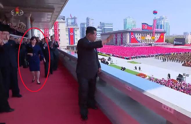 최근 김정은 공개활동 때 등장한 의전 '뉴페이스' (서울=연합뉴스) 최근 북한 김정은 국무위원장의 공개활동마다 지근거리에서 의전을 도맡은 새로운 얼굴이 포착됐다. 사진은 지난 15일 김일성 주석 생일 110주년 기념 중앙보고대회 당시 주석단에서 군중을 향해 손을 흔드는 김 위원장을 밀착 수행하는 해당 여성의 모습. [조선중앙TV 화면] 2022.04.18 [국내에서만 사용가능. 재배포 금지. For Use Only in the Republic of Korea. No Redistribution] nkphoto@yna.co.kr