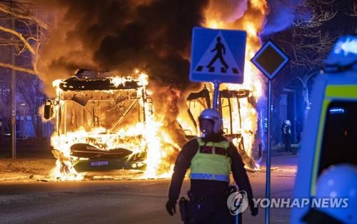 16일(현지시간) 시위대에 의해 불타는 스웨덴 남부 말뫼의 시내버스 [AP=연합뉴스 자료사진]