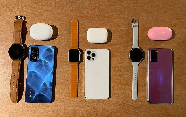 (왼쪽부터) 샤오미, 애플, 삼성전자의 스마트폰·스마트워치·무선이어폰 조합. /사진=백유진 기자 byj@
