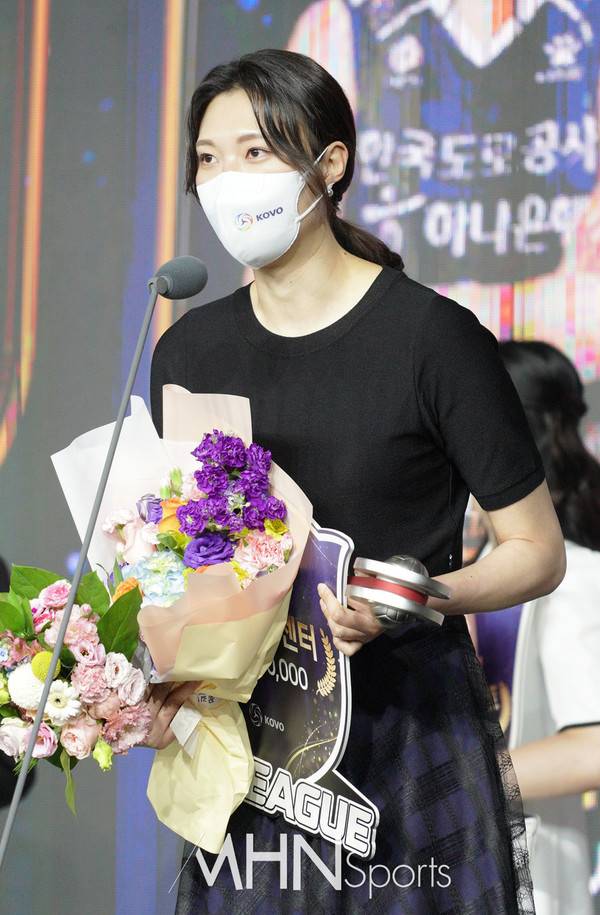 2021-22 도드람 V-리그 베스트7 센터 부문에서 수상한 현대건설 양효진ⓒMHN스포츠 이지숙 기자