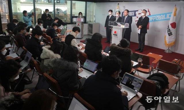 지난해 12월 26일 윤석열 대선 후보와 정책총괄본부단이 서울 여의도 국민의힘 당사에서 기자회견을 열고 일자리 공약을 발표하고 있다. 동아일보DB