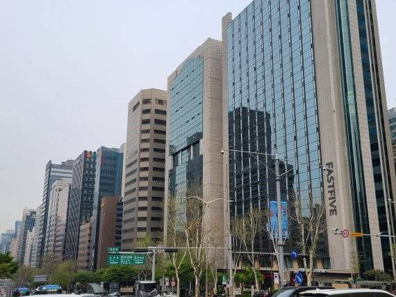 대형 오피스들이 밀집해 있는 서울 강남구 테헤란로 일대 모습. 테헤란로 주변 오피스들은 우수한 입지와 직원들의 선호 등으로 입주를 희망하는 테크기업들이 몰리고 있다. 사진=김희수 기자