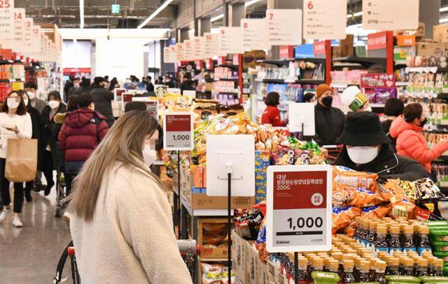 먹거리를 강화한 '메가푸드마켓'으로 리뉴얼한 홈플러스 인천 간석점이 시민들로 붐비고 있다. 홈플러스 제공