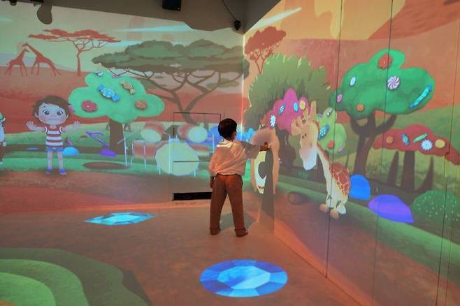 동물을 손으로 누르면 실제로 만지는 것처럼 질감이 느껴지고, 동물의 울음소리가 들린다